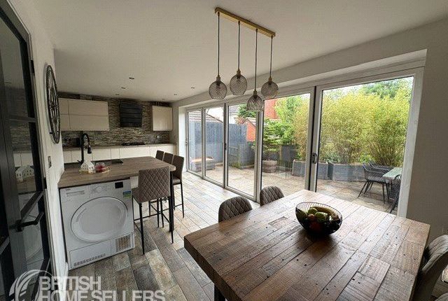 4, Thornbush Hill , Bryn Dryslwyn, Bridgend photo 4