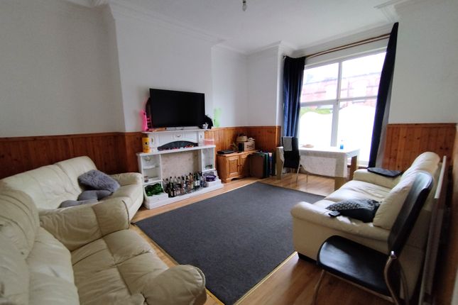 Room to rent in Grange Avenue, Leeds