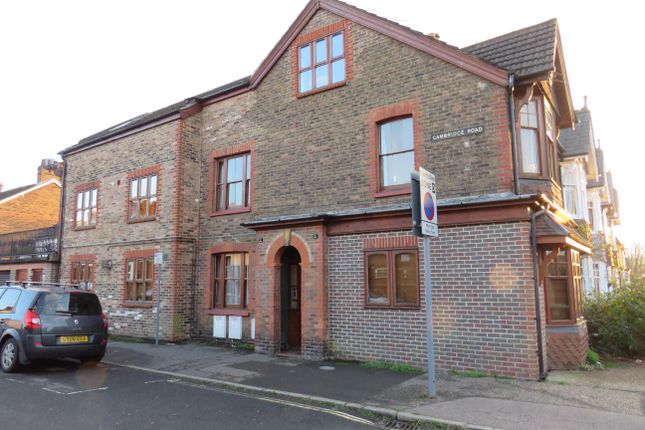 2 bed flat to rent in New Street, Horsham RH13