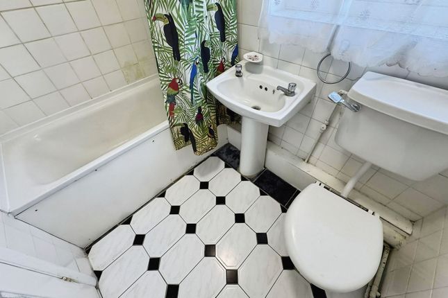 Flat 4, Edgbury Court, London photo 5