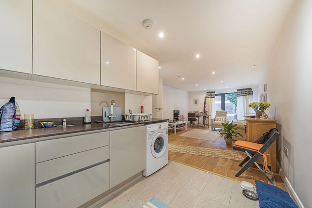 1-bed flat on Flat Flat 5, 175-177, High Street, New Malden, £250,000
