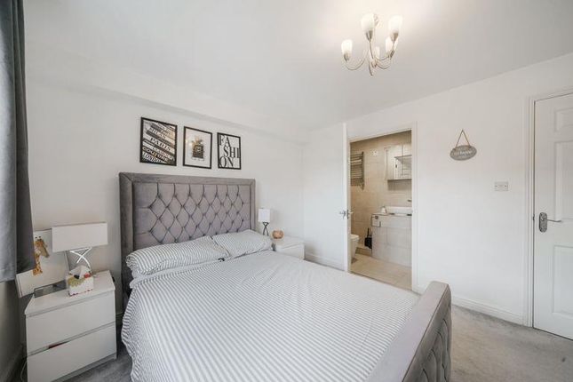 9, Kingweston Close, London photo 4