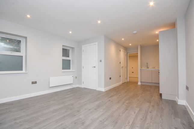 Thumbnail Flat to rent in Chelmsford Road, Shenfield, Brentwood