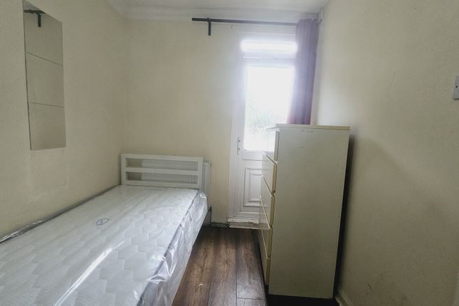 Massingham Street, London photo 5