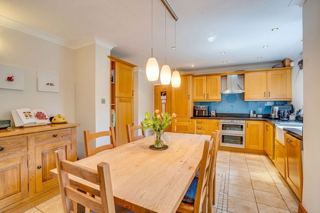 4 Elizabeth Close, Southampton photo 2