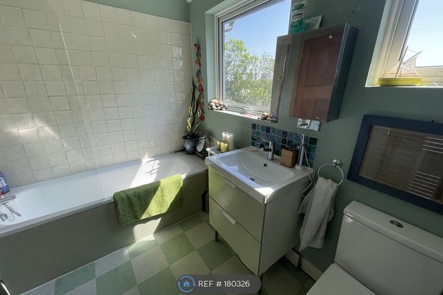 Bathroom (First Floor)