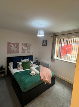 1-bed flat on Canal Wharf, Waterfront Walk, Birmingham, £160,000