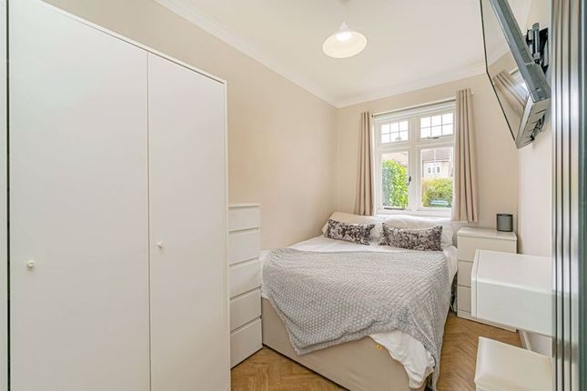 Flat for sale in Speer Road, Thames Ditton