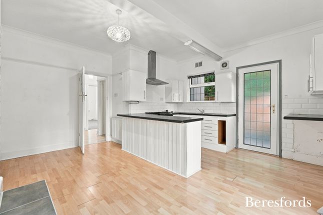 48, Meadow Way, Upminster photo 3