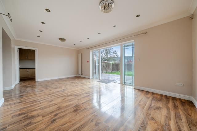 310, Cippenham Lane, Slough photo 4