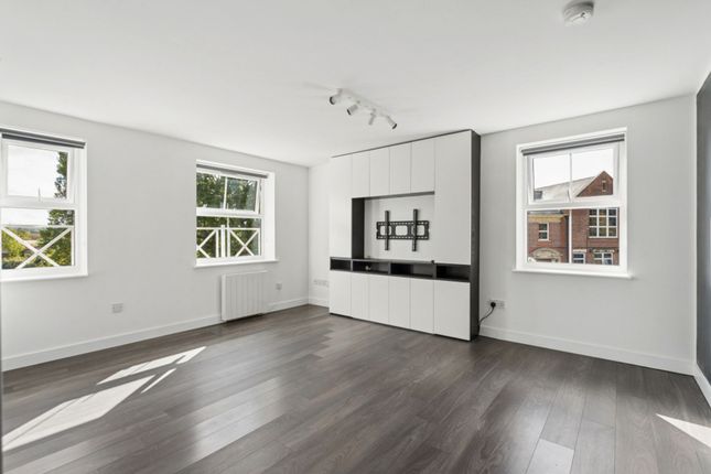 10 Ladys Close, Watford photo 2