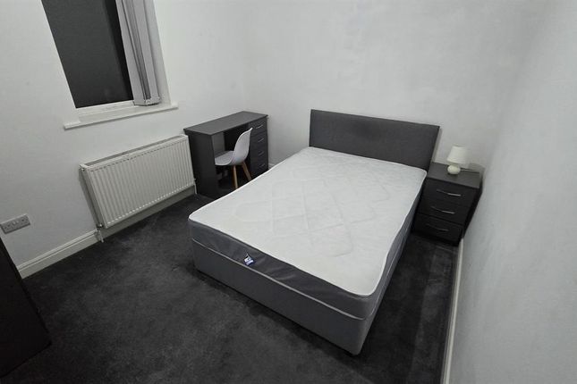 A Clean And Well-Maintained Double Bedroom Featuri...