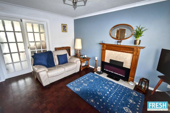 17, Llwyn-Y-Golomen, Swansea photo 4