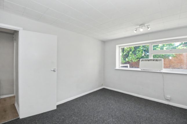 Flat 5, Reading photo 4