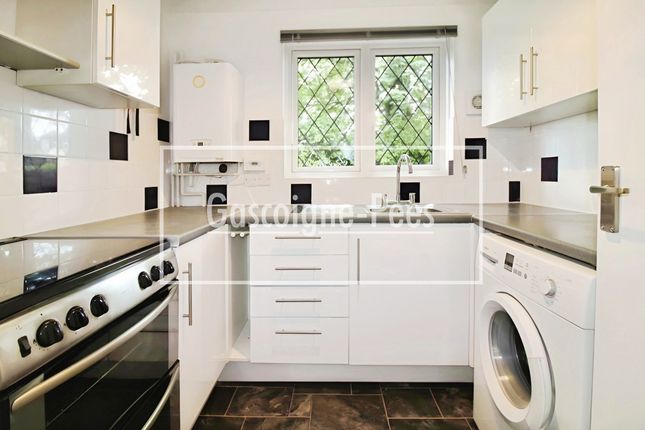 132, East Molesey photo 3