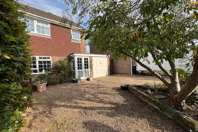 Detached house for sale in Weavers Close, Staplehurst, Tonbridge