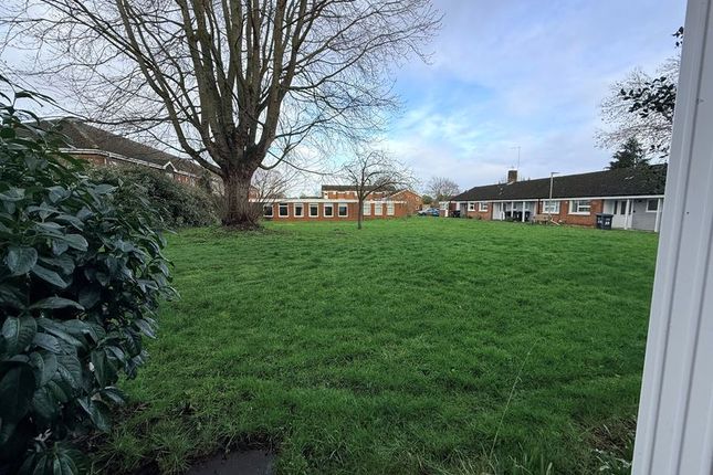 8, Townfields, Hatfield photo 3