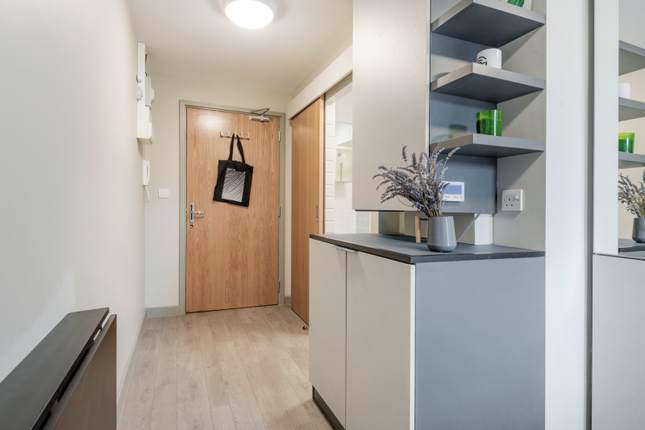Shared accommodation to rent in Queens Drive, London