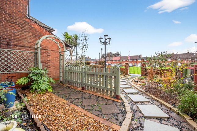 135, Sparrow Farm Drive, Feltham photo 3