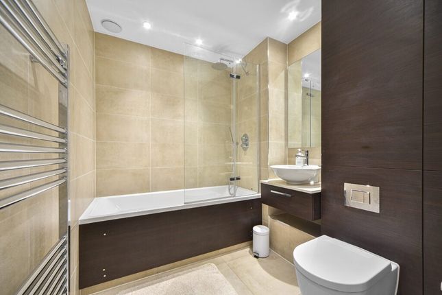 Flat for sale in City North East Tower, Finsbury Park