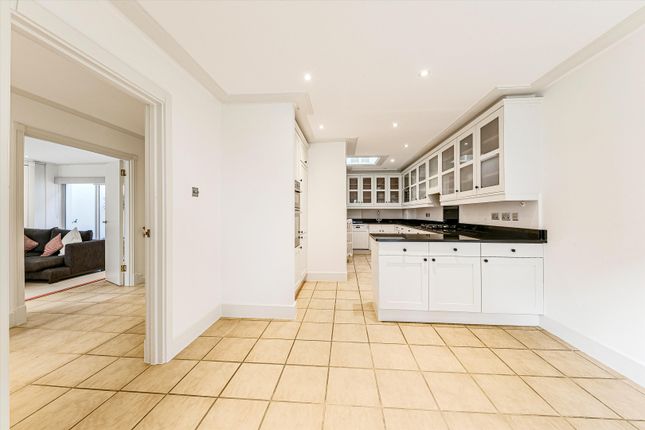 Town house to rent in Squire Gardens, London