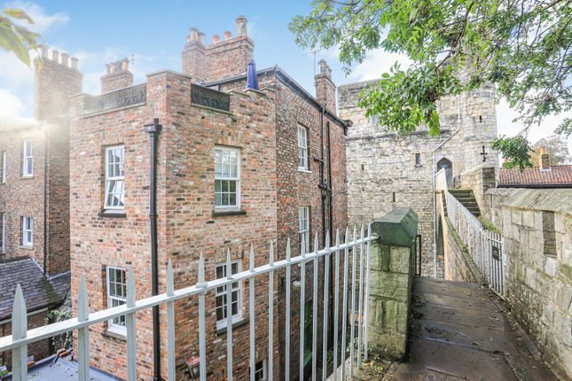 Town house for sale in Goodramgate, York