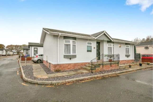 27, Oakleigh Residential Park, Clacton-on-Sea photo 2