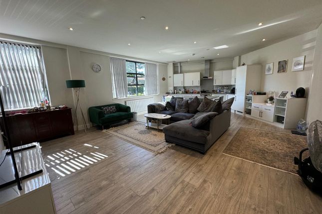 Flat for sale in Heron Drive, Langley, Slough