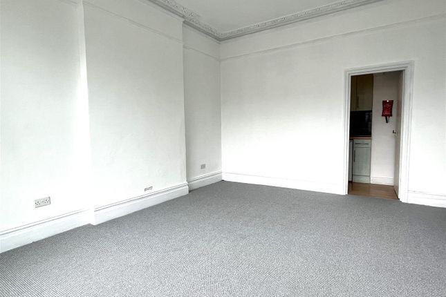 F1, 683 London Road, Surrey photo 3