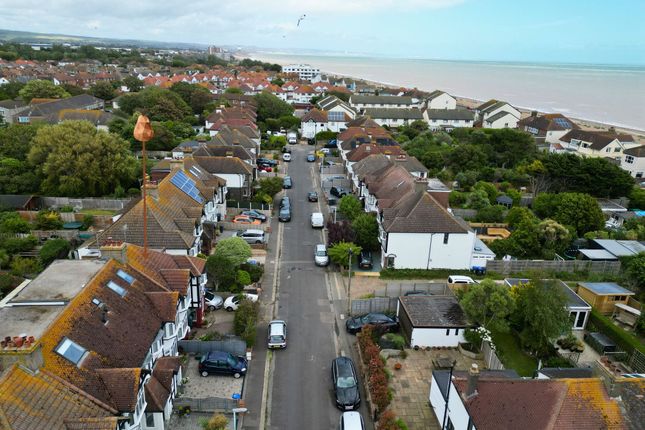 7 Malvern Close, Worthing photo 2