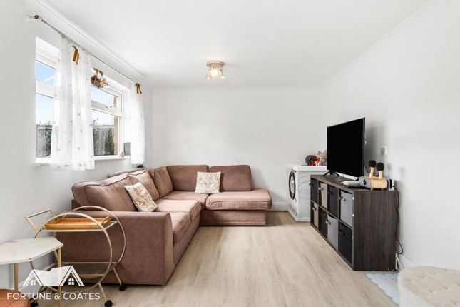 105, Green Hills, Harlow photo 4