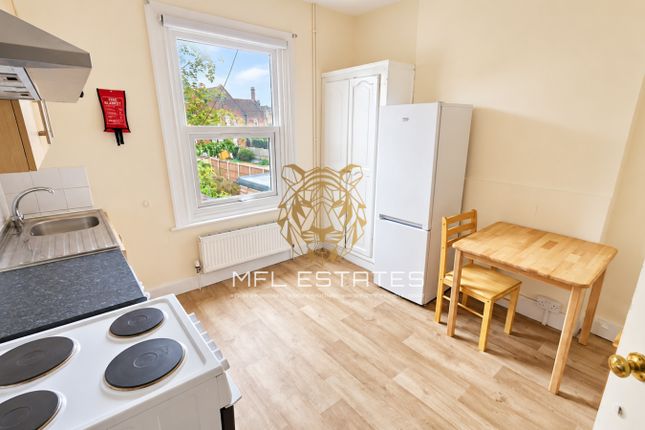 46 Dagnall Park, LONDON photo 2