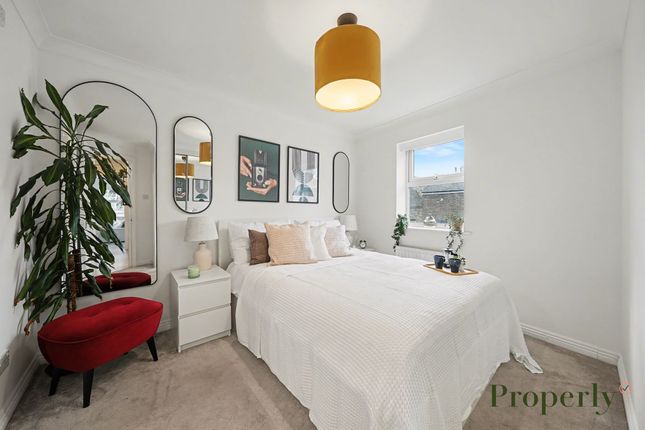 Hertford Court, 45 Falcon Road, London photo 2