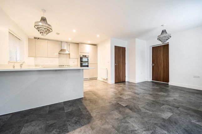 Swallowtail Grove, Camberley photo 4