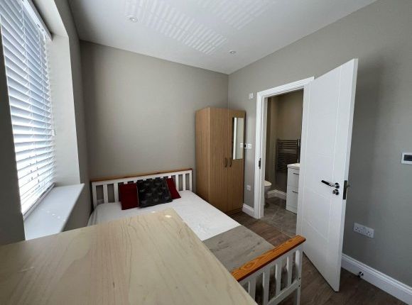 376/378, Bowes RD, London photo 4