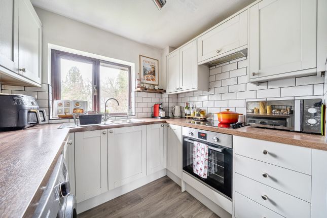 8, Manor Green, Surrey photo 3