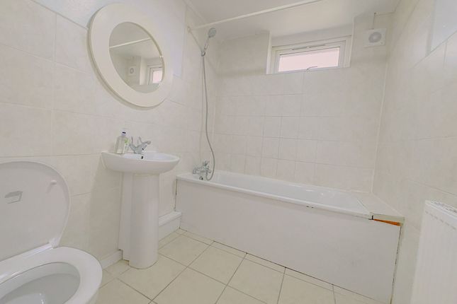 Flat to rent in Great West Road, Hounslow