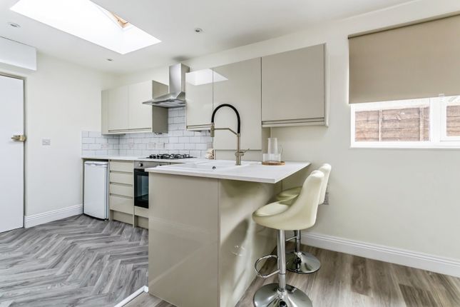 102B,, Chaldon Road, Surrey photo 4