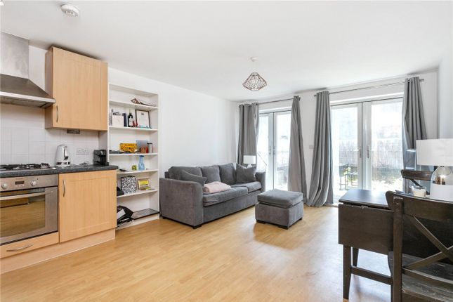 Flat to rent in New Road, London