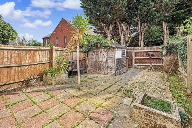 12 Waveney Close, Daventry, Northamptonshire photo 4