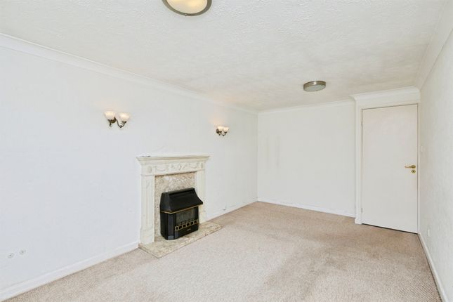 47, Chatsworth Drive, Burton-On-Trent photo 4