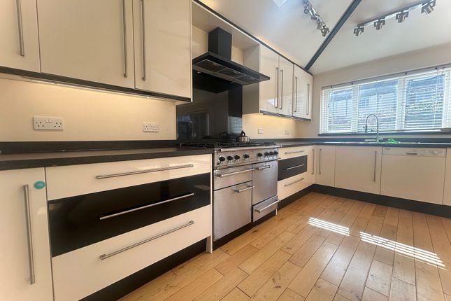 108 Godalming Avenue, Wallington photo 2