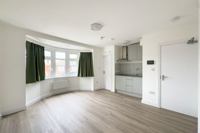 Studio flat on 3, 51 Stag Lane, Edgware, £1,250/mo