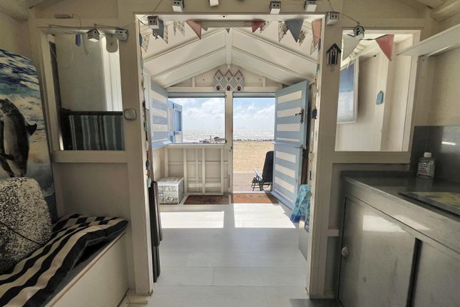 Beach Hut F4, Kings Parade, Holland On Sea photo 3