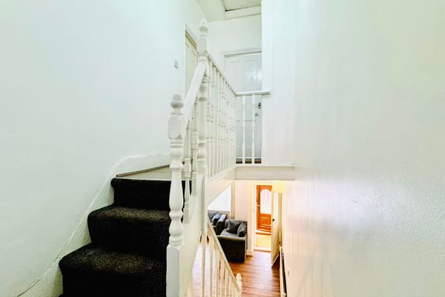 132, Sutton Court Road, London photo 4