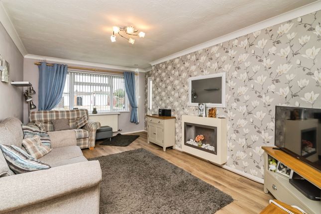 27, Burnt Hill Way, Lowestoft photo 2