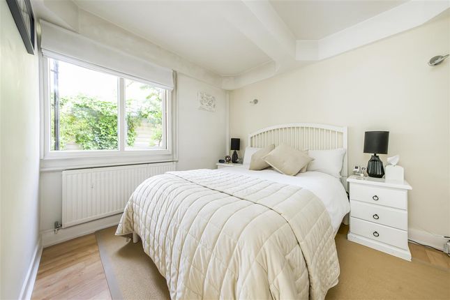 Flat for sale in Windsor Court, 20 Frogmore, London