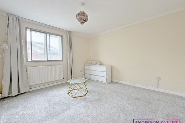 21, Aldergrove Gardens, Hounslow West photo 4