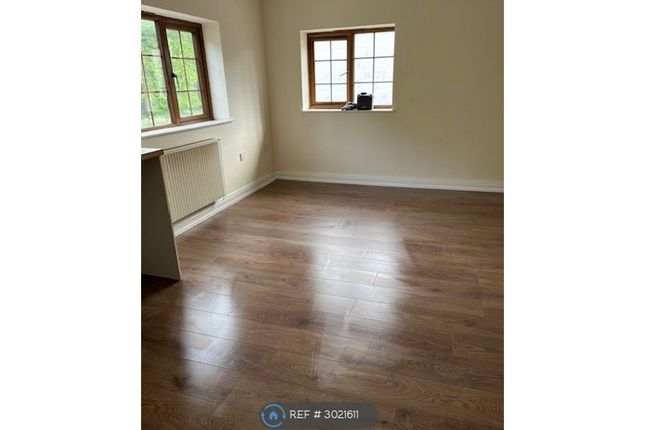 Flat, Saffron Lane, Leicester photo 5