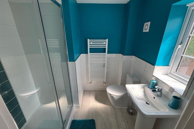 Photo - Ensuite 2 - Intaglio Drive.Jpg